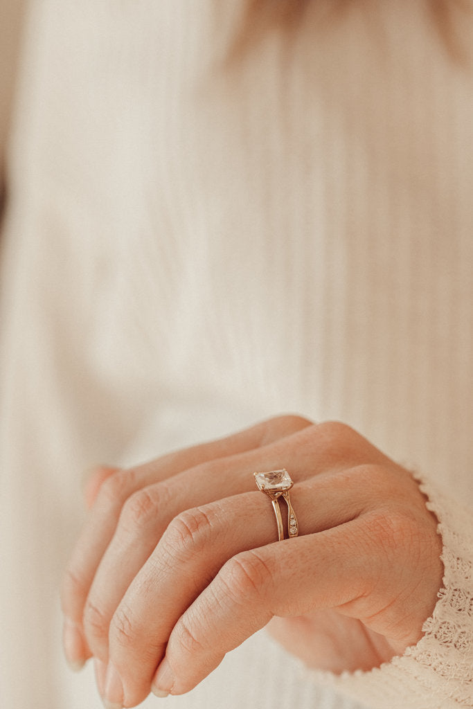 Solid Gold Diamond Ring (0F6E80)