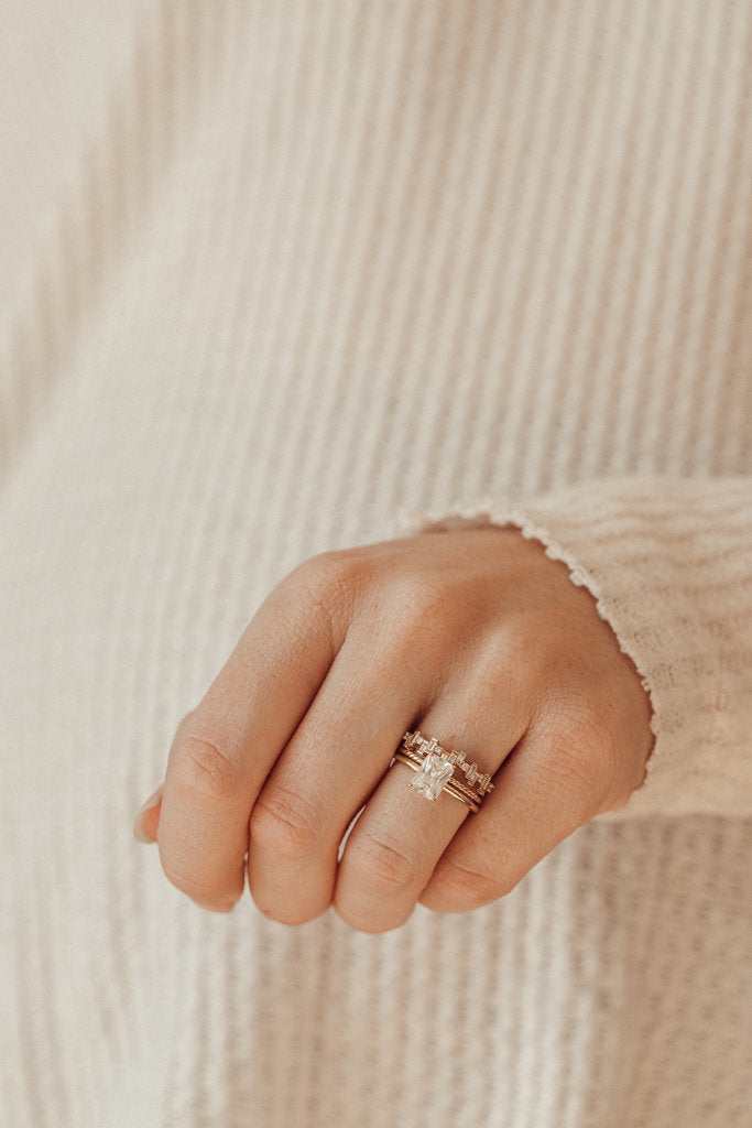 Solid Gold Stepped Baguette and Round Diamond Pattern Band