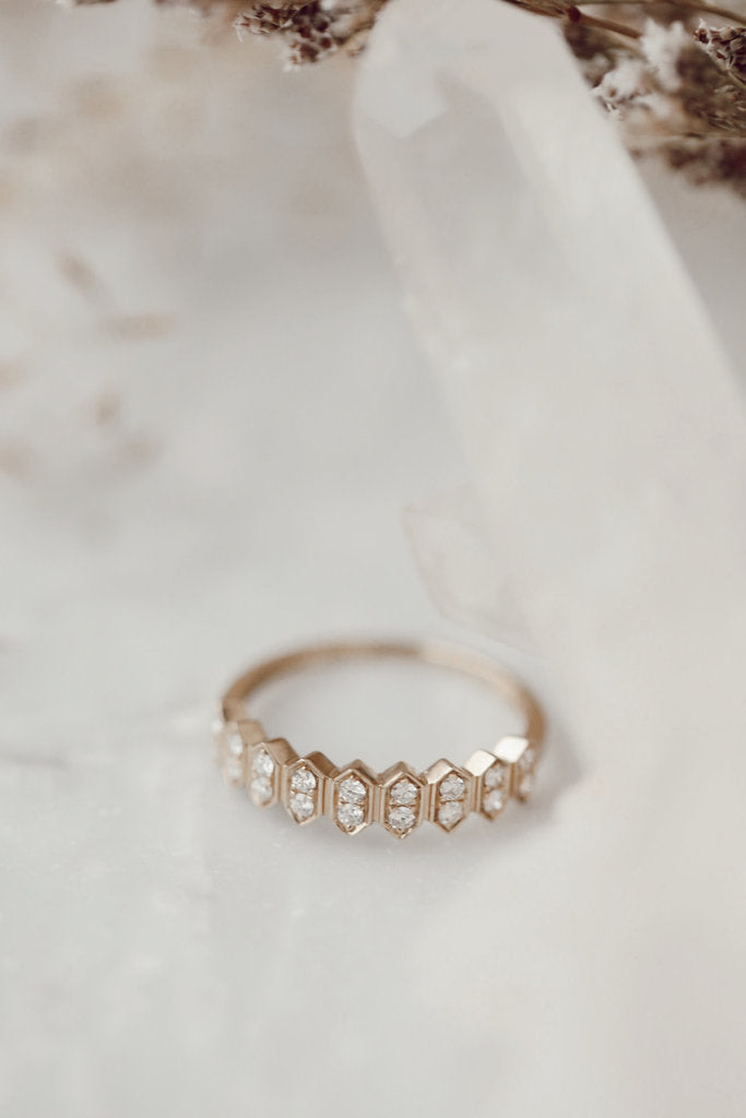 Solid Gold & Diamond Band (B8BB55)