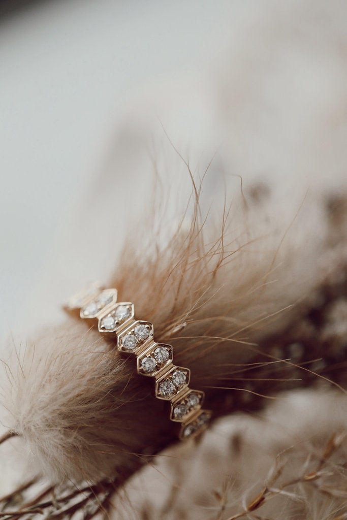 Solid Gold & Diamond Band (B8BB55)