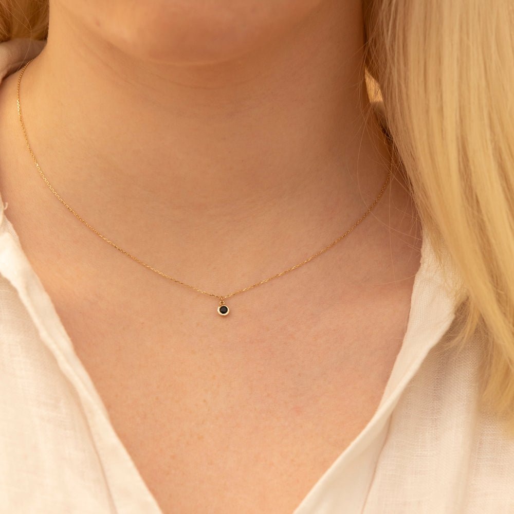 Solid Gold Solitaire Black Onyx Necklace (C5D82B)