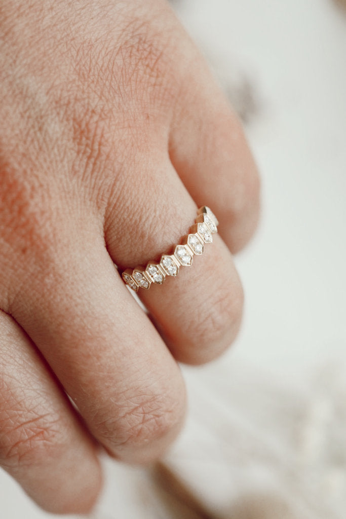 Solid Gold & Diamond Band (B8BB55)