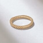 18K Solid Gold Arrow Pattern Engraved Natural Diamonds Wedding Ring - Image 7