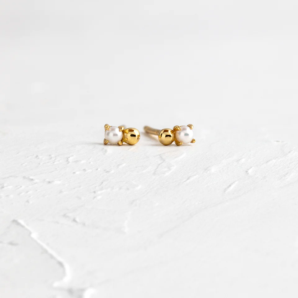 400548_ac2157f30dfd4da4a64f8603ce440297mv2.webp 18k Solid Gold Pearl Volley Studs - Image 1