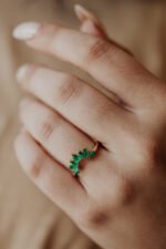 18K Solid Gold Flora Emerald Tracer Band